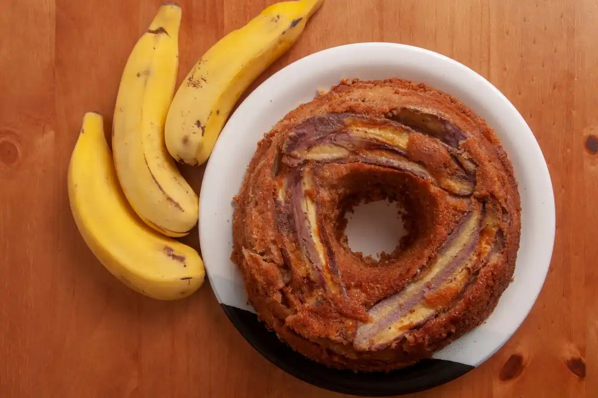 Aprenda a fazer um delicioso bolo de banana com um passo a passo simples para garantir um resultado irresistível. Descubra como essa receita não só proporciona um sabor incrível, mas também oferece benefícios nutricionais significativos, como fibras e potássio das bananas. Além disso, tenha acesso à versão vegana da receita