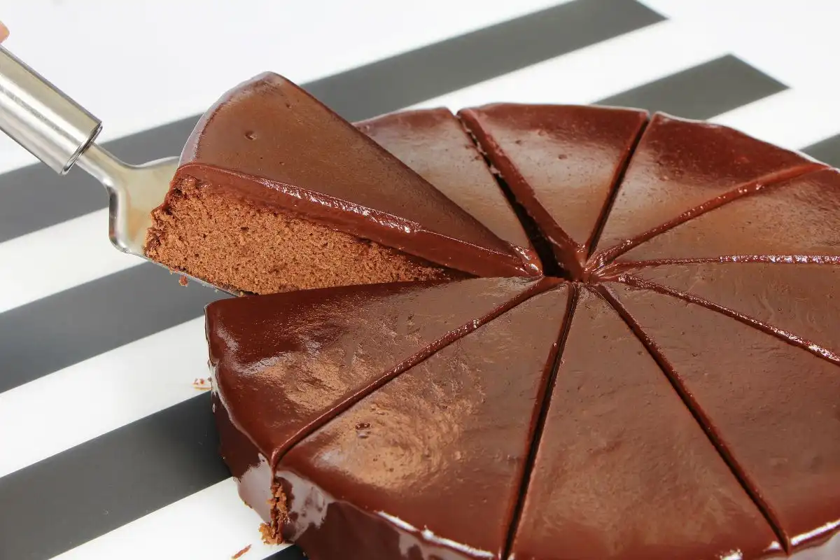 Aprenda a fazer um bolo de chocolate de liquidificador prático com 7 truques simples. Descubra o valor nutricional de cada porção e explore 3 receitas de cobertura para tornar seu bolo ainda mais irresistível.