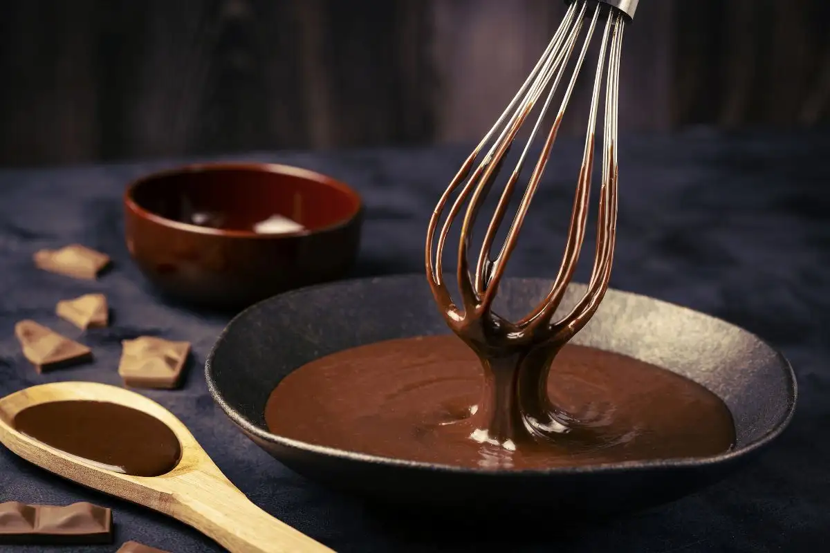 Aprenda a fazer um bolo de chocolate de liquidificador prático com 7 truques simples. Descubra o valor nutricional de cada porção e explore 3 receitas de cobertura para tornar seu bolo ainda mais irresistível.