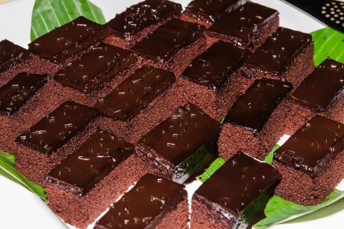 Aprenda a fazer um bolo de chocolate de liquidificador prático com 7 truques simples. Descubra o valor nutricional de cada porção e explore 3 receitas de cobertura para tornar seu bolo ainda mais irresistível.