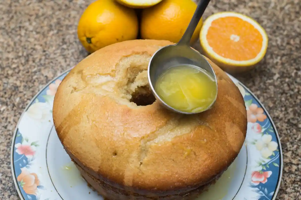 Aprenda a preparar o clássico bolo de laranja em 5 etapas simples. Esse bolo irresistível encanta a família e traz o sabor nostálgico da infância. Com uma cobertura cítrica deliciosa, o bolo fica ainda mais molhadinho e saboroso, perfeito para qualquer ocasião.