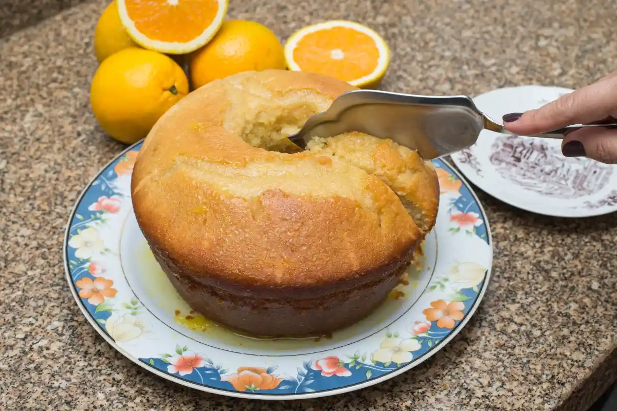 Aprenda a preparar o clássico bolo de laranja em 5 etapas simples. Esse bolo irresistível encanta a família e traz o sabor nostálgico da infância. Com uma cobertura cítrica deliciosa, o bolo fica ainda mais molhadinho e saboroso, perfeito para qualquer ocasião.