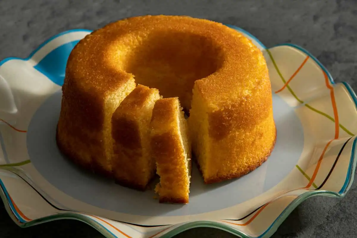 Aprenda a fazer um bolo de milho de latinha, uma receita prática e deliciosa. Com poucos ingredientes e preparo rápido, você vai se apaixonar pela textura macia, sabor autêntico e aroma irresistível desse bolo. Descubra também os valores nutricionais e os benefícios do milho, como fibras, vitaminas e antioxidantes.