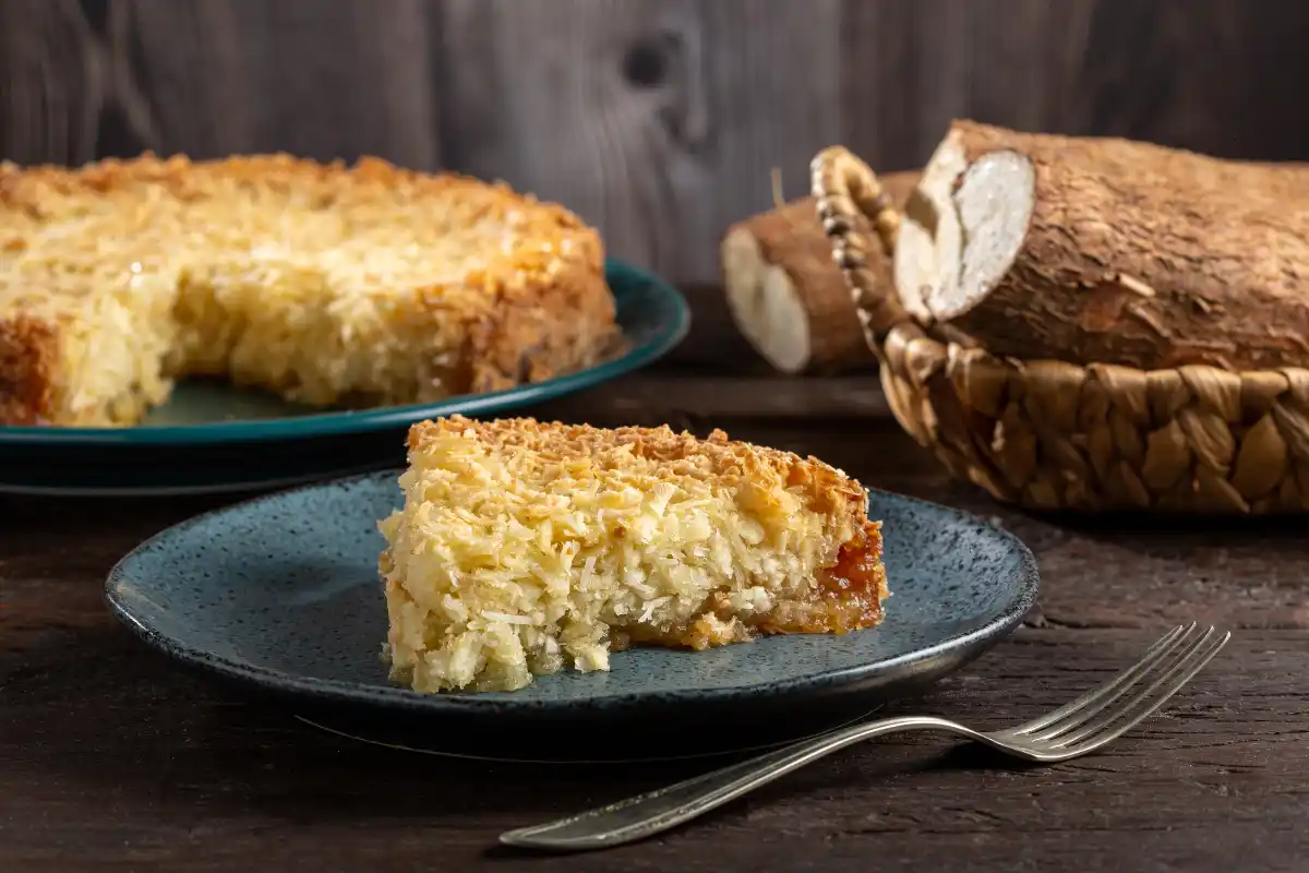 Aprenda a fazer um delicioso bolo de aipim com a textura perfeita: crocante por fora e macio por dentro. Em apenas 4 passos simples, você vai dominar essa receita irresistível. Além disso, descubra os benefícios do aipim para a saúde e seu valor nutricional