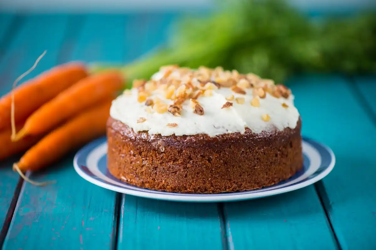 Descubra os 8 erros comuns que impedem o seu bolo de cenoura de ficar fofinho e aprenda como evitá-los para garantir um bolo perfeito. Siga a receita completa do bolo de cenoura fofinho que deixará o seu bolo de cenoura irresistível e macio, tornando-o o melhor que você já fez. Além disso, conheça o valor nutricional deste clássico da culinária brasileira