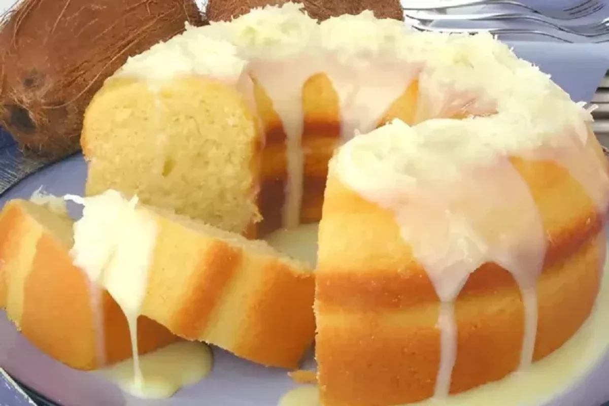 Aprenda a fazer a melhor receita de bolo de coco e descubra 6 maneiras de deixá-lo super cremoso, transformando essa sobremesa em uma verdadeira delícia. Esse bolo é um clássico e queridinho por todos, perfeito para qualquer ocasião. Além disso, conheça uma receita irresistível de cobertura para tornar seu bolo de coco ainda mais especial e saboroso. 