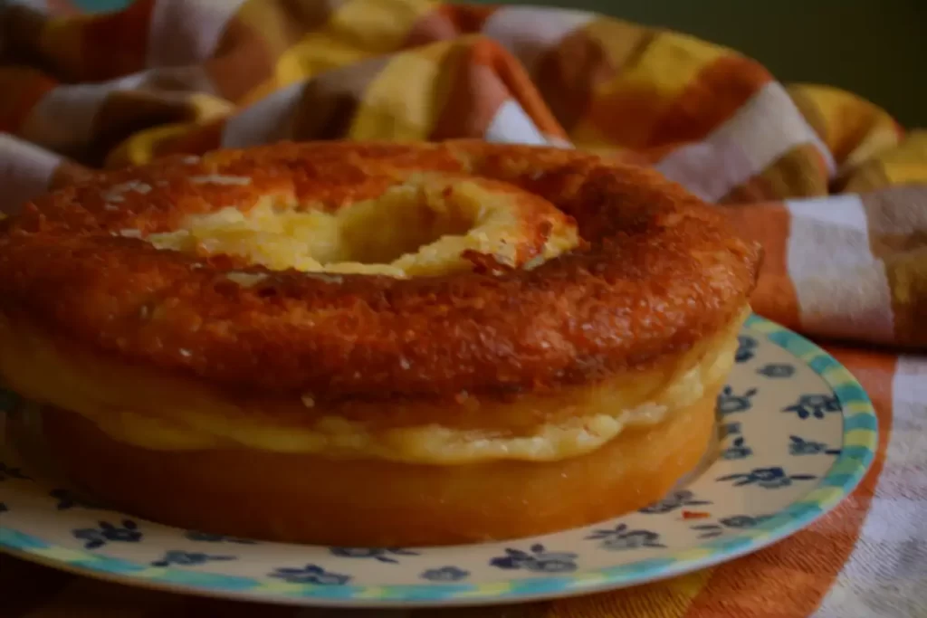 Aprenda a fazer a receita do famoso bolo de leite, uma verdadeira iguaria da culinária brasileira. Descubra a história e a relevância desse bolo clássico e como ele se tornou um favorito em muitas mesas. Conheça 8 truques essenciais para garantir que seu bolo fique irresistível e descubra uma receita deliciosa de cobertura para tornar sua criação ainda mais encantadora.