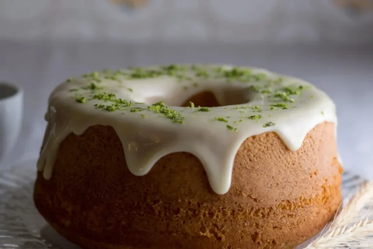 Aprenda a preparar uma deliciosa receita do famoso bolo de limão, destacando os três ingredientes essenciais que fazem toda a diferença no sabor. Descubra como esses ingredientes especiais transformam o bolo em uma verdadeira iguaria. Além disso, conheça os benefícios e o valor nutricional do bolo de limão para a sua saúde