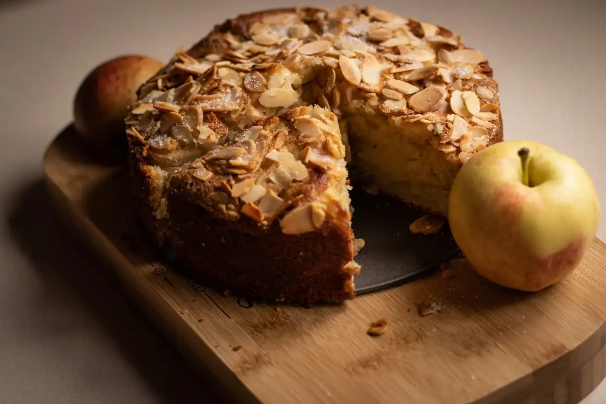 
Aprenda a receita completa para fazer um delicioso bolo de maçã, utilizando 3 técnicas infalíveis que deixarão seu bolo ainda mais nutritivo e saboroso. Descubra também uma versão low carb dessa receita, perfeita para quem busca uma opção mais saudável sem abrir mão do sabor.