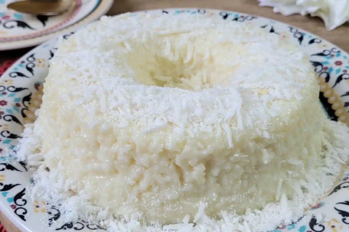 Aprenda a preparar um delicioso bolo de tapioca cremoso que não vai ao forno, utilizando 6 técnicas infalíveis reveladas pelos maiores confeiteiros. Descubra como fazer esse bolo irresistível, com uma textura perfeita e sabor marcante. Além disso, aprenda uma receita especial de cobertura para tornar o seu bolo de tapioca ainda mais irresistível