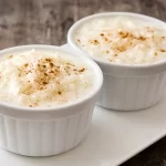 Aprenda todos os segredos da receita de arroz doce, desde os ingredientes até o modo de preparo passo a passo. Descubra dicas valiosas para garantir um arroz doce cremoso e saboroso, além de conhecer os benefícios e o valor nutricional dessa deliciosa sobremesa. E ainda, aprenda a preparar uma versão vegana irresistível!
