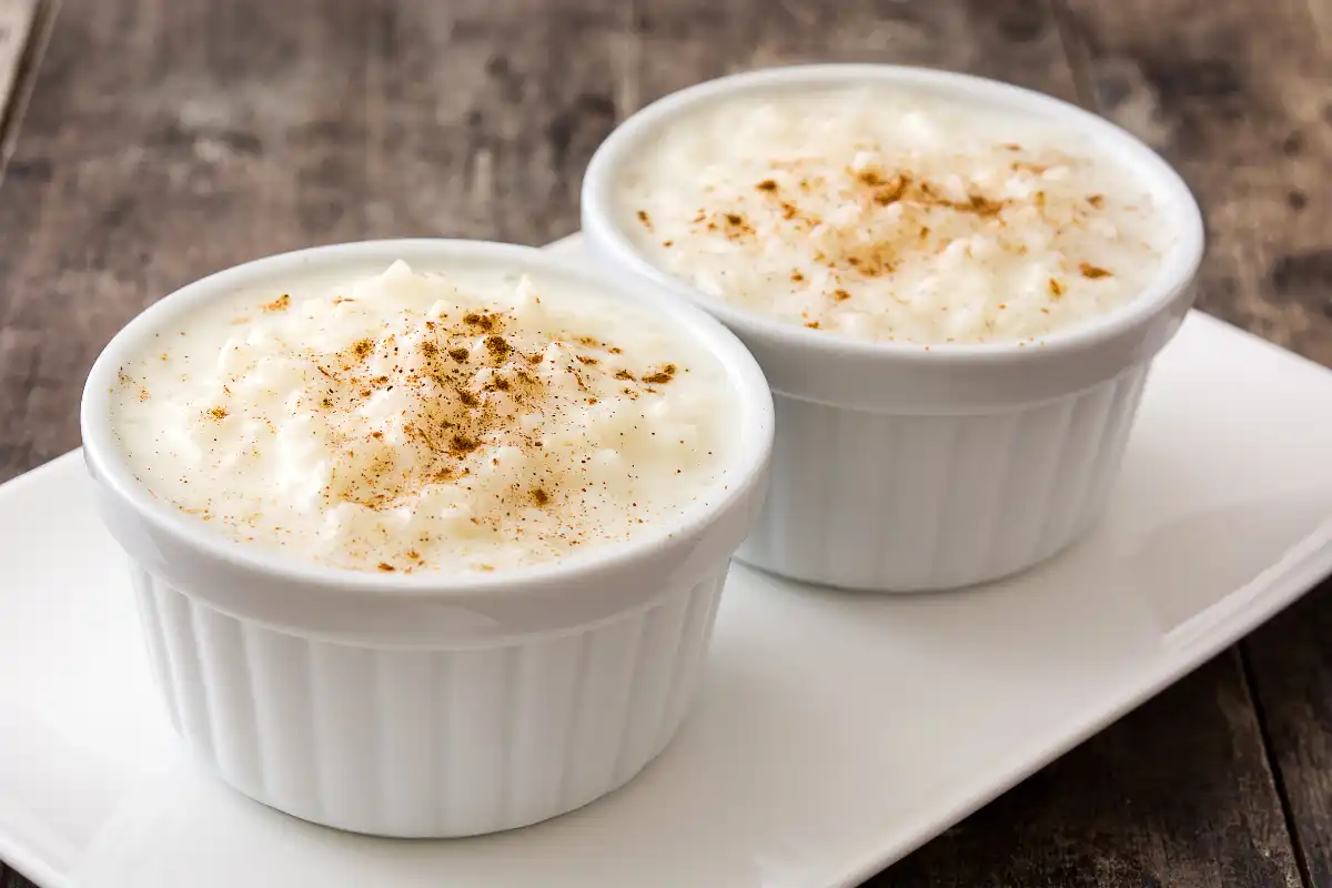 Aprenda todos os segredos da receita de arroz doce, desde os ingredientes até o modo de preparo passo a passo. Descubra dicas valiosas para garantir um arroz doce cremoso e saboroso, além de conhecer os benefícios e o valor nutricional dessa deliciosa sobremesa. E ainda, aprenda a preparar uma versão vegana irresistível!