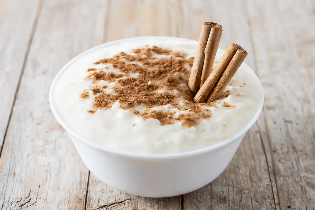 Aprenda todos os segredos da receita de arroz doce, desde os ingredientes até o modo de preparo passo a passo. Descubra dicas valiosas para garantir um arroz doce cremoso e saboroso, além de conhecer os benefícios e o valor nutricional dessa deliciosa sobremesa. E ainda, aprenda a preparar uma versão vegana irresistível!