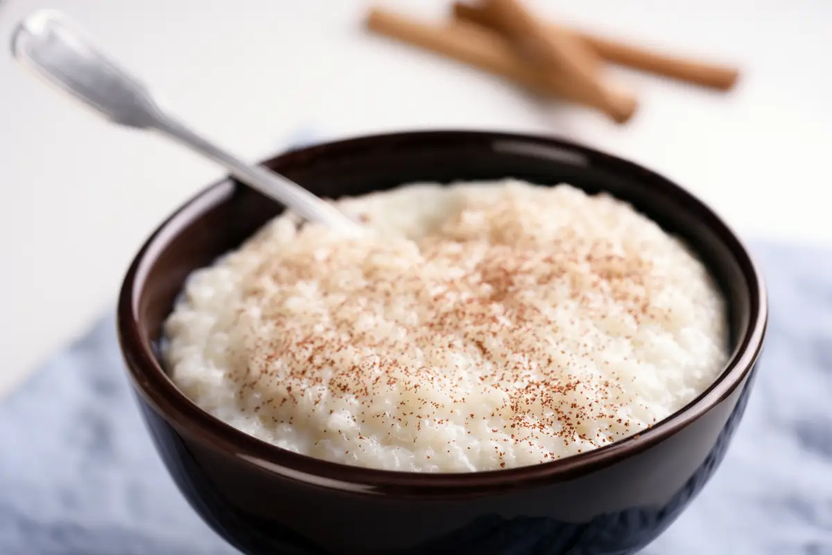 Aprenda todos os segredos da receita de arroz doce, desde os ingredientes até o modo de preparo passo a passo. Descubra dicas valiosas para garantir um arroz doce cremoso e saboroso, além de conhecer os benefícios e o valor nutricional dessa deliciosa sobremesa. E ainda, aprenda a preparar uma versão vegana irresistível!