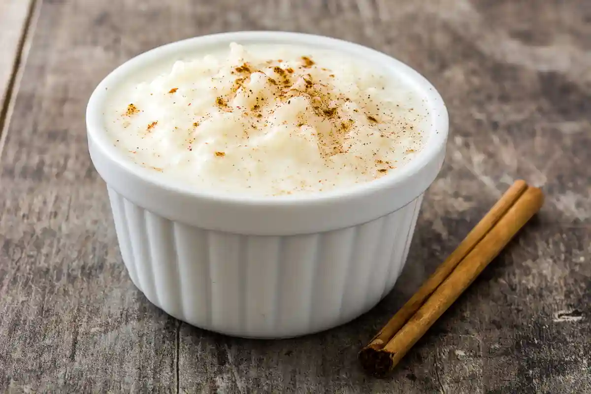 Aprenda todos os segredos da receita de arroz doce, desde os ingredientes até o modo de preparo passo a passo. Descubra dicas valiosas para garantir um arroz doce cremoso e saboroso, além de conhecer os benefícios e o valor nutricional dessa deliciosa sobremesa. E ainda, aprenda a preparar uma versão vegana irresistível!