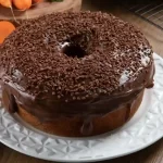 Aprenda a receita de bolo de cenoura que vai surpreender seus convidados e agradar todos os paladares! Desde a tradicional receita de bolo de cenoura até versões mais elaboradas com recheio e cobertura de brigadeiro, além de opções low carb e fit.