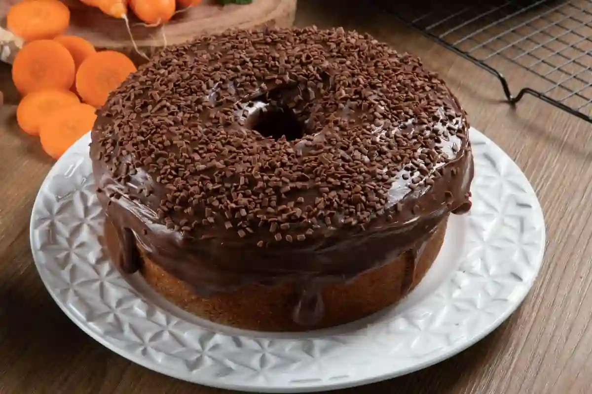 Aprenda a receita de bolo de cenoura que vai surpreender seus convidados e agradar todos os paladares! Desde a tradicional receita de bolo de cenoura até versões mais elaboradas com recheio e cobertura de brigadeiro, além de opções low carb e fit.