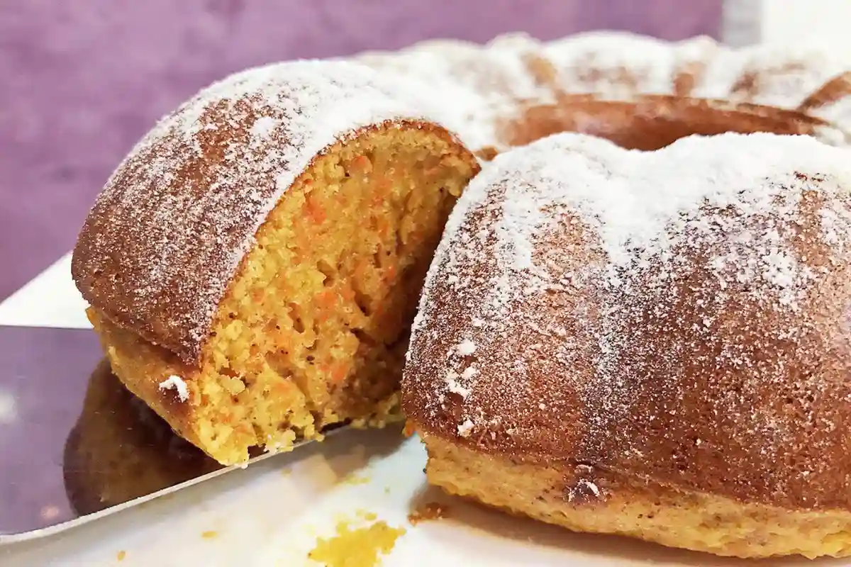 Descubra os 8 erros comuns que impedem o seu bolo de cenoura de ficar fofinho e aprenda como evitá-los para garantir um bolo perfeito. Siga a receita completa do bolo de cenoura fofinho que deixará o seu bolo de cenoura irresistível e macio, tornando-o o melhor que você já fez. Além disso, conheça o valor nutricional deste clássico da culinária brasileira