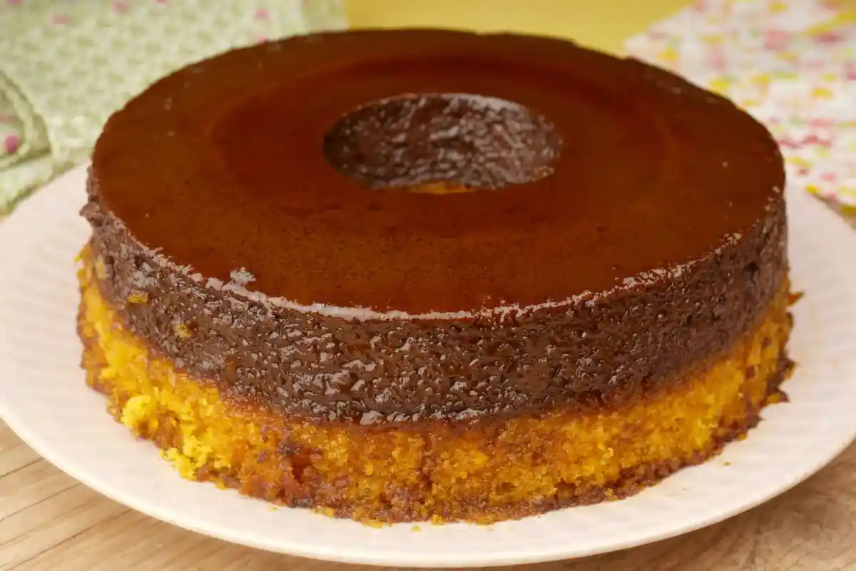 Aprenda a receita de bolo de cenoura que vai surpreender seus convidados e agradar todos os paladares! Desde a tradicional receita de bolo de cenoura até versões mais elaboradas com recheio e cobertura de brigadeiro, além de opções low carb e fit.