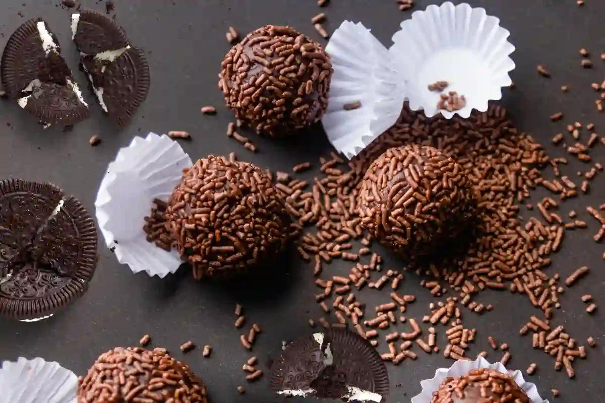 Aprenda a preparar a irresistível receita de brigadeiro tradicional com um passo a passo simples e dicas especiais para um resultado perfeito. Além disso, descubra 7 variações deliciosas de brigadeiro que você precisa experimentar para surpreender e encantar a todos