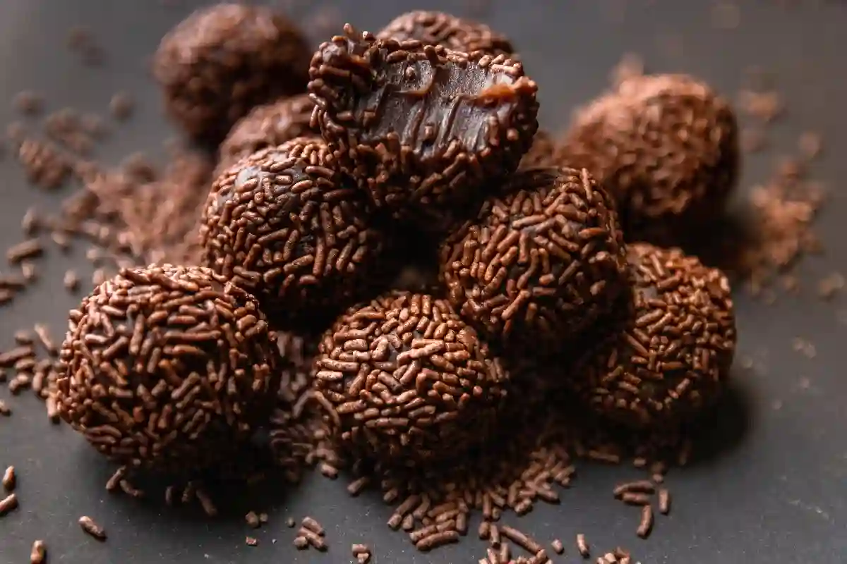 Aprenda a preparar a irresistível receita de brigadeiro tradicional com um passo a passo simples e dicas especiais para um resultado perfeito. Além disso, descubra 7 variações deliciosas de brigadeiro que você precisa experimentar para surpreender e encantar a todos