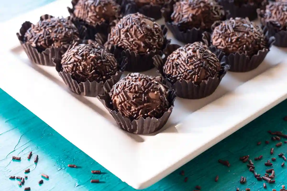 Aprenda a preparar a irresistível receita de brigadeiro tradicional com um passo a passo simples e dicas especiais para um resultado perfeito. Além disso, descubra 7 variações deliciosas de brigadeiro que você precisa experimentar para surpreender e encantar a todos