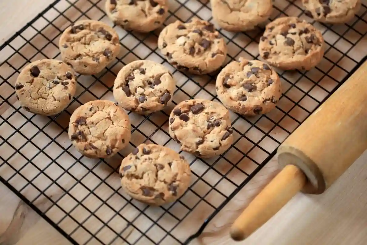 Descubra a clássica receita de cookies que vai conquistar seu coração e o de todos à sua volta! Aprenda o passo a passo detalhado e desvende segredos extras que transformarão sua receita em uma verdadeira obra-prima irresistível. Além disso, você ainda vai explorar quatro receitas de cookies criativas que prometem deixar todos com água na boca