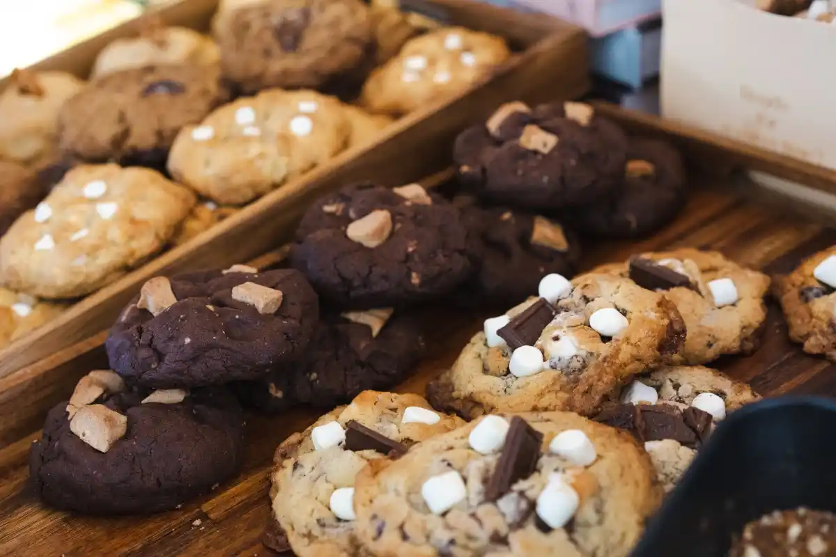 Descubra a clássica receita de cookies que vai conquistar seu coração e o de todos à sua volta! Aprenda o passo a passo detalhado e desvende segredos extras que transformarão sua receita em uma verdadeira obra-prima irresistível. Além disso, você ainda vai explorar quatro receitas de cookies criativas que prometem deixar todos com água na boca