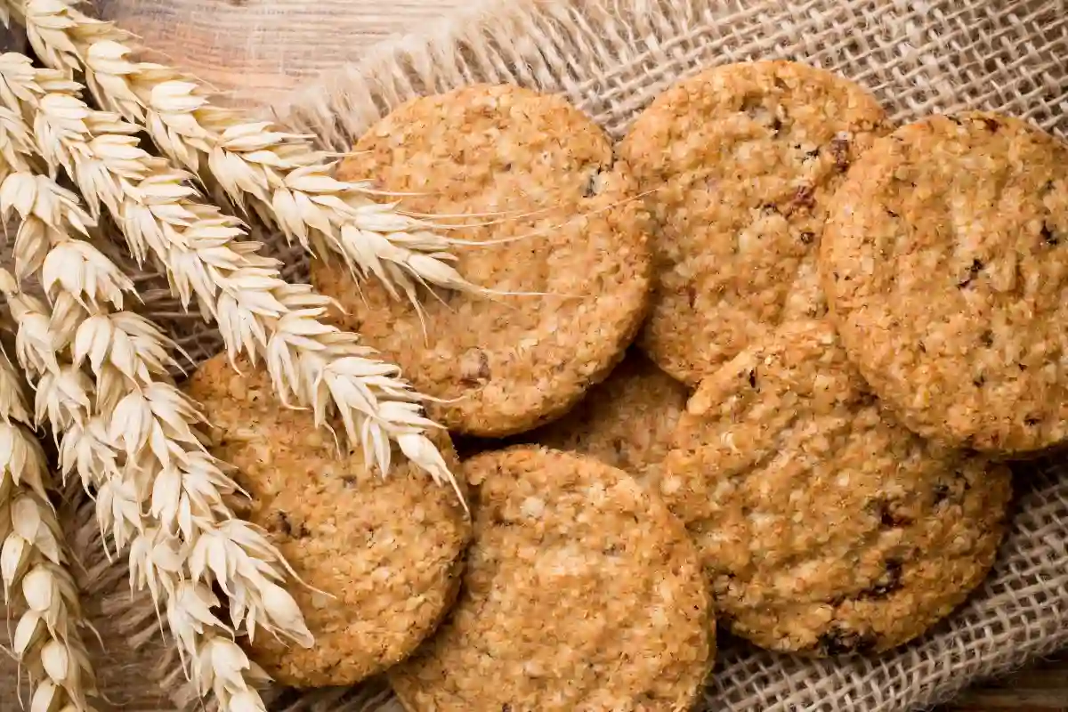 Descubra a clássica receita de cookies que vai conquistar seu coração e o de todos à sua volta! Aprenda o passo a passo detalhado e desvende segredos extras que transformarão sua receita em uma verdadeira obra-prima irresistível. Além disso, você ainda vai explorar quatro receitas de cookies criativas que prometem deixar todos com água na boca