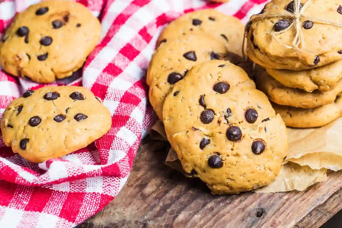 Descubra a clássica receita de cookies que vai conquistar seu coração e o de todos à sua volta! Aprenda o passo a passo detalhado e desvende segredos extras que transformarão sua receita em uma verdadeira obra-prima irresistível. Além disso, você ainda vai explorar quatro receitas de cookies criativas que prometem deixar todos com água na boca