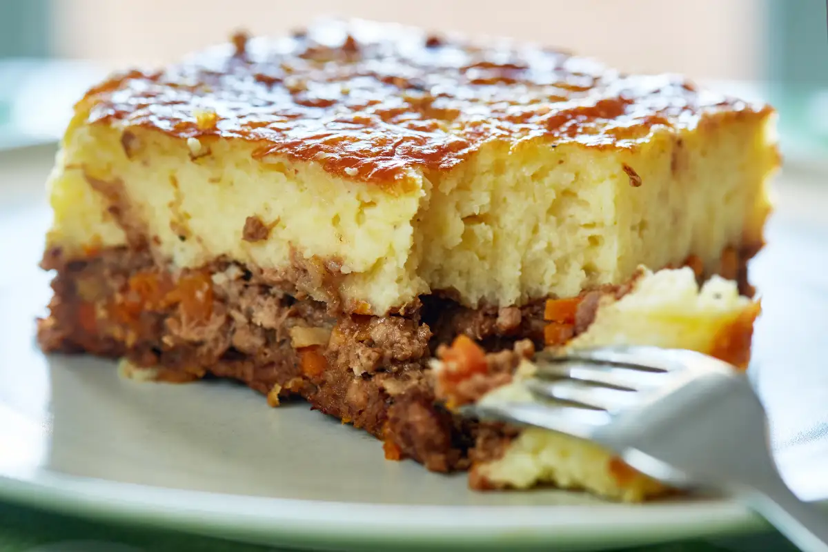 Aprenda a fazer a torta de carne moída super macia e suculenta em apenas 7 passos simples! Garanta uma torta irresistível com esta receita prática e descubra também o valor nutricional do prato. Além disso, explore uma versão low carb da torta de carne moída, perfeita para quem busca opções mais saudáveis. 