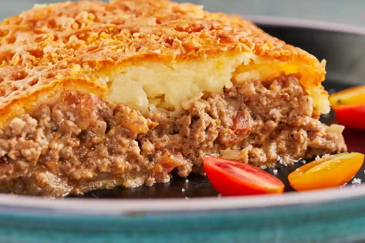 Aprenda a fazer a torta de carne moída super macia e suculenta em apenas 7 passos simples! Garanta uma torta irresistível com esta receita prática e descubra também o valor nutricional do prato. Além disso, explore uma versão low carb da torta de carne moída, perfeita para quem busca opções mais saudáveis. 