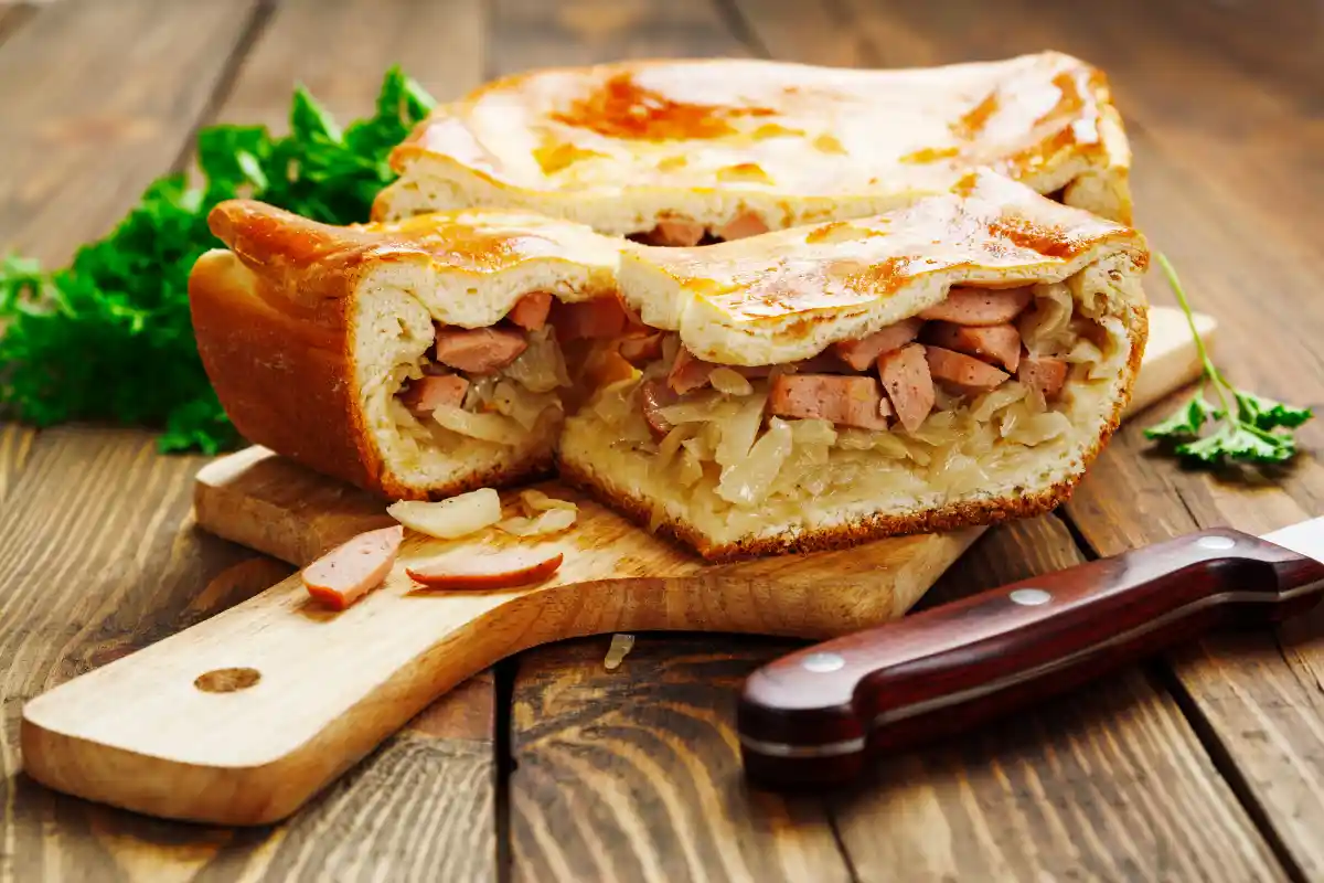 Aprenda a fazer uma torta de salsicha irresistível com 3 truques que garantem uma massa super macia e um recheio suculento! Surpreenda-se com o sabor dessa torta deliciosa e descubra também o valor nutricional para deixar sua refeição ainda mais completa. Transforme seu cardápio com essa receita prática e saborosa!