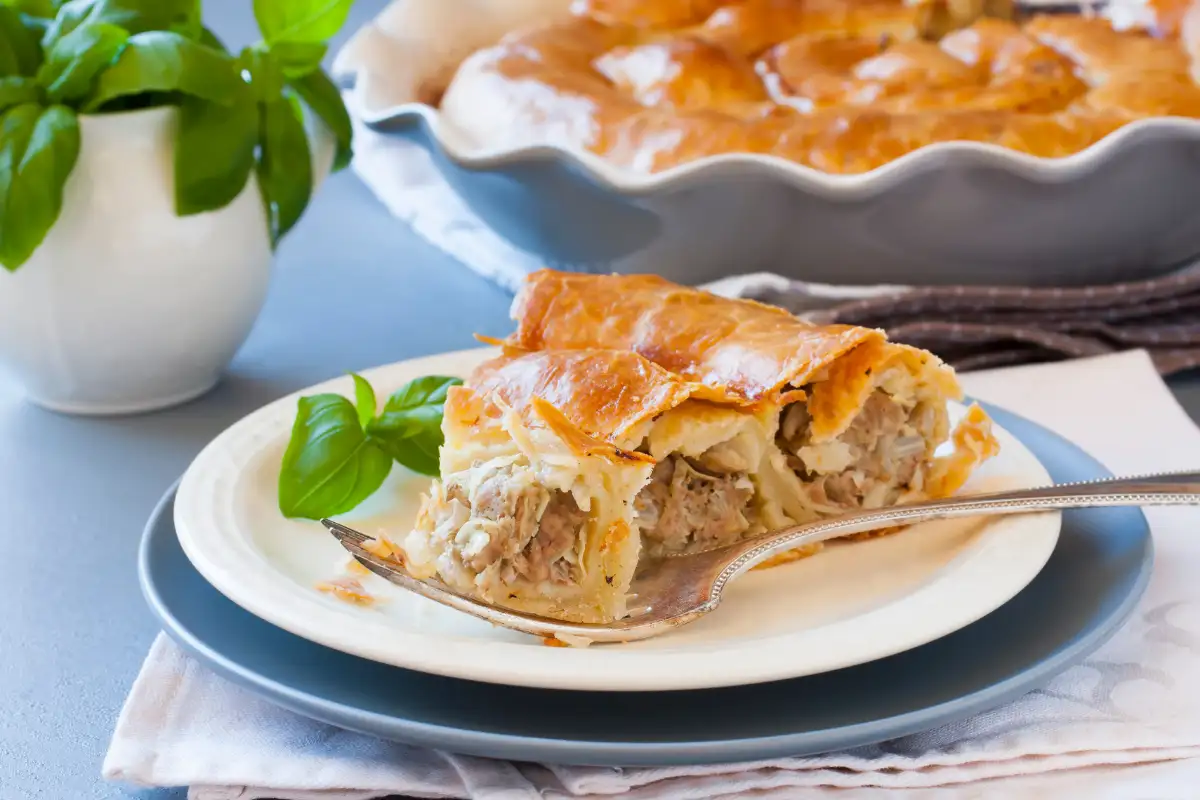 Aprenda a fazer a torta de sardinha mais crocante e deliciosa, com 4 segredos para deixá-la crocante por fora e macia por dentro. Descubra também uma versão low carb e fit dessa torta, além dos benefícios e valor nutricional da receita!