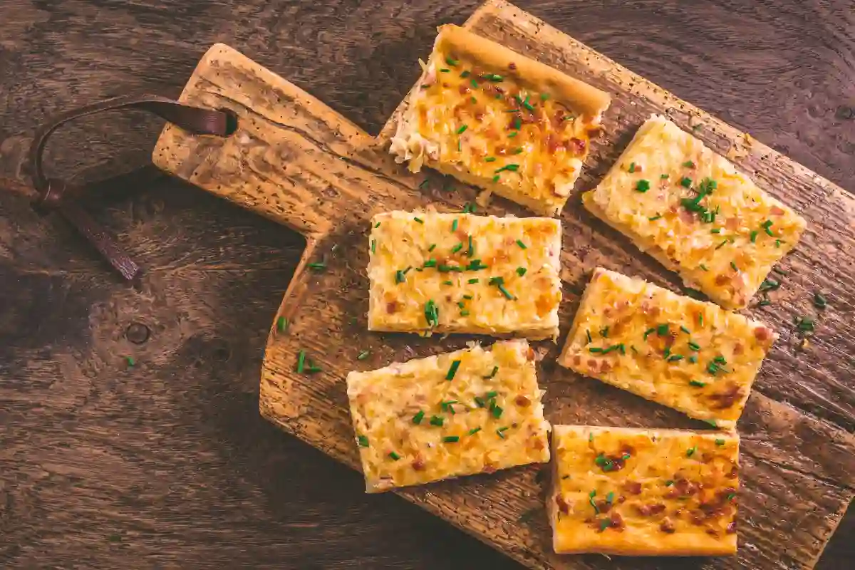 Aprenda a fazer a torta de sardinha mais crocante e deliciosa, com 4 segredos para deixá-la crocante por fora e macia por dentro. Descubra também uma versão low carb e fit dessa torta, além dos benefícios e valor nutricional da receita!