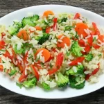 Aprenda a preparar a clássica receita de arroz com brócolis em apenas 4 passos simples, garantindo um prato delicioso e nutritivo. Além disso, descubra 2 variações irresistíveis: arroz com brócolis e cenoura, e uma versão ainda mais saborosa com brócolis e bacon.