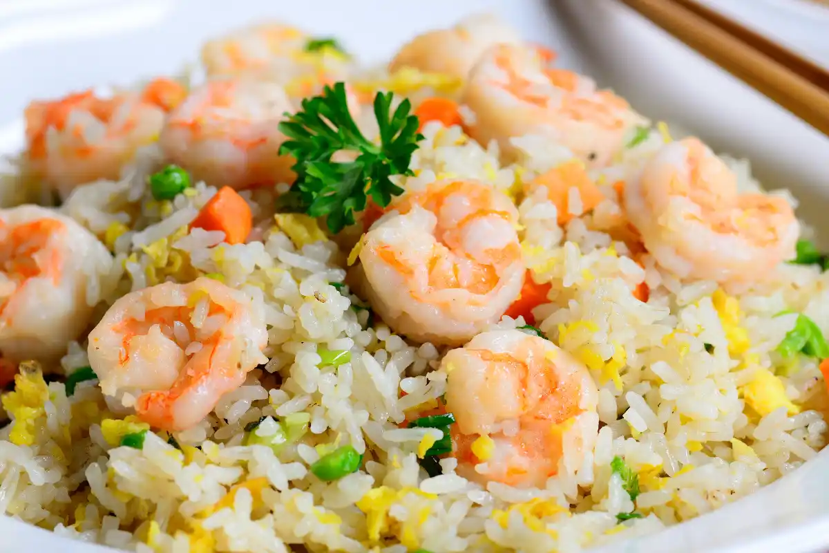 Aprenda a preparar o arroz com camarão com 9 dicas especiais dos maiores chefs de cozinha, garantindo que seu prato fique super cremoso e delicioso. Descubra também os benefícios e o valor nutricional do arroz com camarão, além das melhores ocasiões para servir essa deliciosa receita