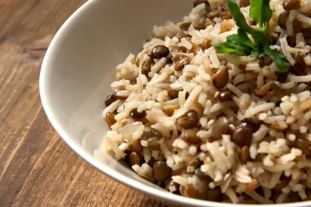 Aprenda a preparar o clássico arroz com lentilha e descubra 2 deliciosas variações com legumes e frango. Conheça o valor nutricional e os benefícios desse prato, além de seguir um passo a passo simples para garantir uma refeição saborosa, saudável e nutritiva.