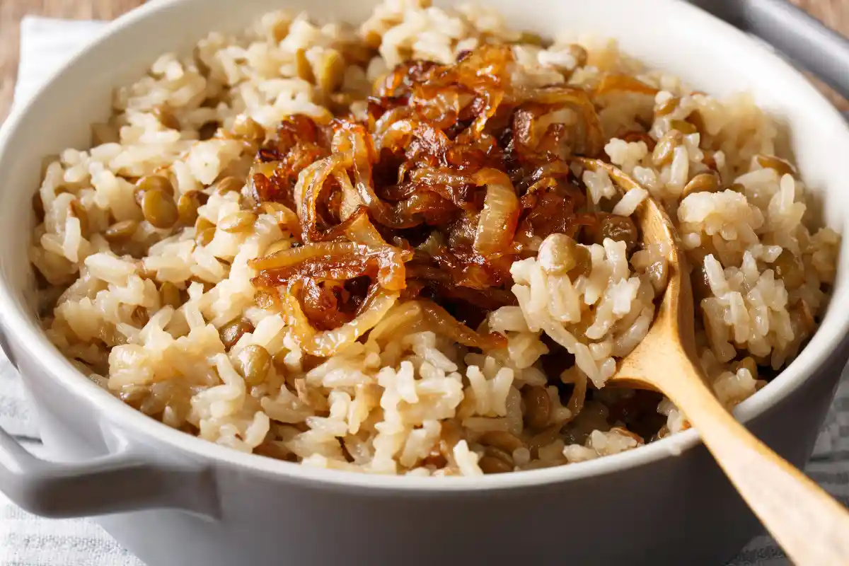 Aprenda a preparar o clássico arroz com lentilha e descubra 2 deliciosas variações com legumes e frango. Conheça o valor nutricional e os benefícios desse prato, além de seguir um passo a passo simples para garantir uma refeição saborosa, saudável e nutritiva.