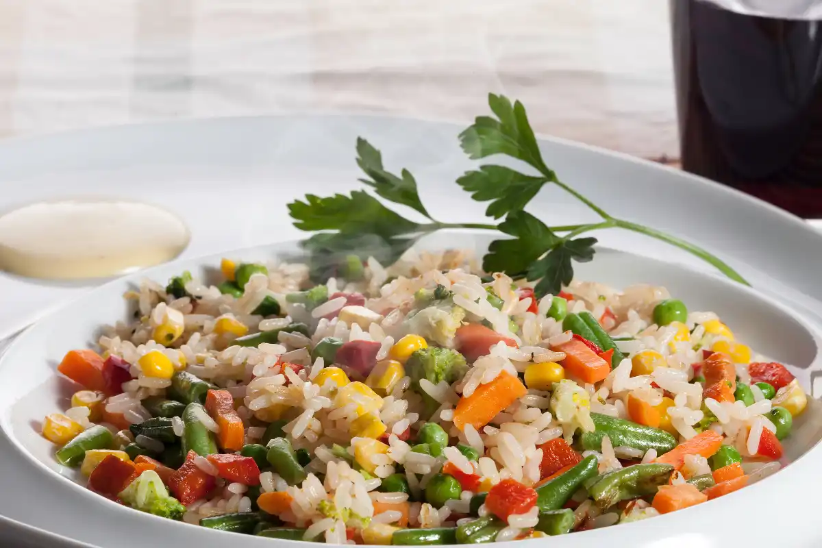 Aprenda a preparar o clássico arroz com lentilha e descubra 2 deliciosas variações com legumes e frango. Conheça o valor nutricional e os benefícios desse prato, além de seguir um passo a passo simples para garantir uma refeição saborosa, saudável e nutritiva.