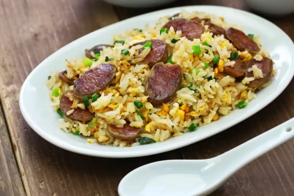 Confira deliciosas receitas de arroz com linguiça, desde a versão clássica até as mais criativas, como arroz com linguiça toscana, legumes, feijão preto e queijo. Descubra o passo a passo completo para preparar essas variações irresistíveis de arroz com linguiça, além de acompanhamentos práticos que vão facilitar sua vida na cozinha e surpreender seus convidados.