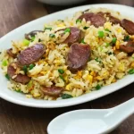 Confira deliciosas receitas de arroz com linguiça, desde a versão clássica até as mais criativas, como arroz com linguiça toscana, legumes, feijão preto e queijo. Descubra o passo a passo completo para preparar essas variações irresistíveis de arroz com linguiça, além de acompanhamentos práticos que vão facilitar sua vida na cozinha e surpreender seus convidados.