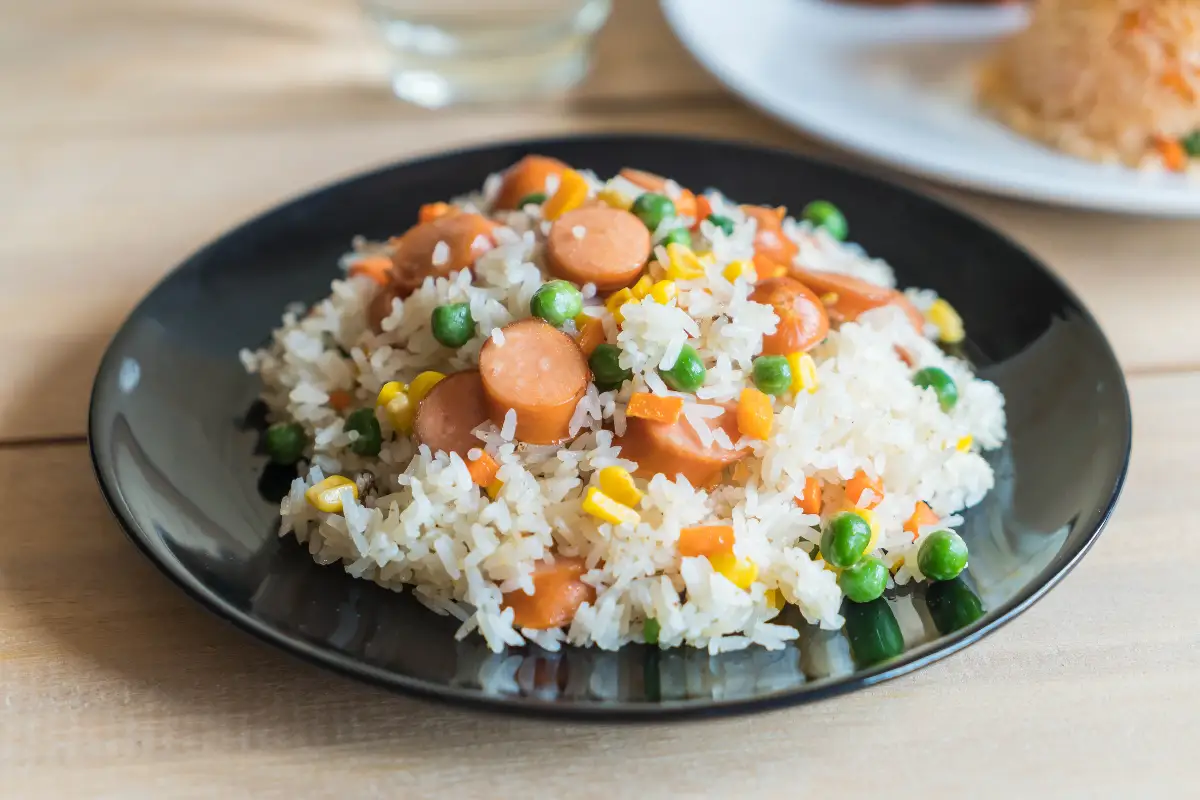 Confira deliciosas receitas de arroz com linguiça, desde a versão clássica até as mais criativas, como arroz com linguiça toscana, legumes, feijão preto e queijo. Descubra o passo a passo completo para preparar essas variações irresistíveis de arroz com linguiça, além de acompanhamentos práticos que vão facilitar sua vida na cozinha e surpreender seus convidados.