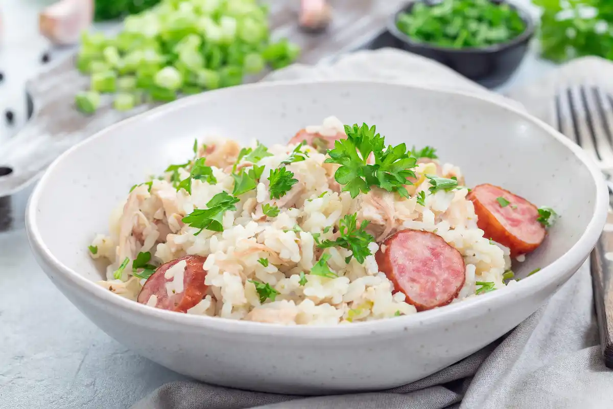 
Confira deliciosas receitas de arroz com linguiça, desde a versão clássica até as mais criativas, como arroz com linguiça toscana, legumes, feijão preto e queijo. Descubra o passo a passo completo para preparar essas variações irresistíveis de arroz com linguiça, além de acompanhamentos práticos que vão facilitar sua vida na cozinha e surpreender seus convidados.