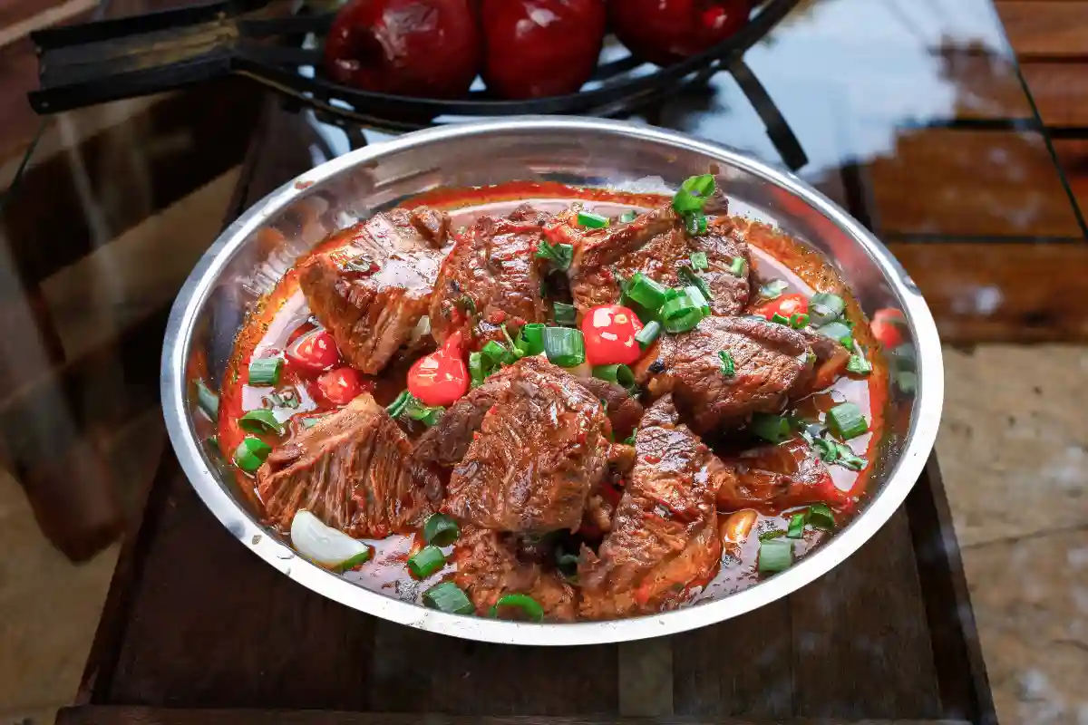 Aprenda a preparar carne assada na panela de pressão de maneira fácil, prática e incrivelmente saborosa. Em poucos minutos, você terá uma carne assada suculenta e irresistível. Descubra 7 variações da receita, como fraldinha, maminha, costela bovina, coxa mole e alcatra, além dos melhores acompanhamentos para transformar essa refeição em um verdadeiro sucesso.