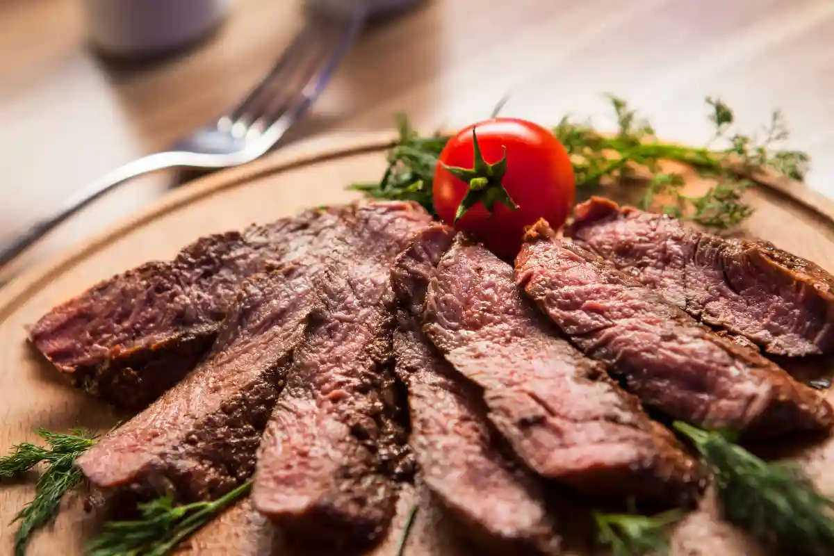 Aprenda a preparar carne assada na panela de pressão de maneira fácil, prática e incrivelmente saborosa. Em poucos minutos, você terá uma carne assada suculenta e irresistível. Descubra 7 variações da receita, como fraldinha, maminha, costela bovina, coxa mole e alcatra, além dos melhores acompanhamentos para transformar essa refeição em um verdadeiro sucesso.