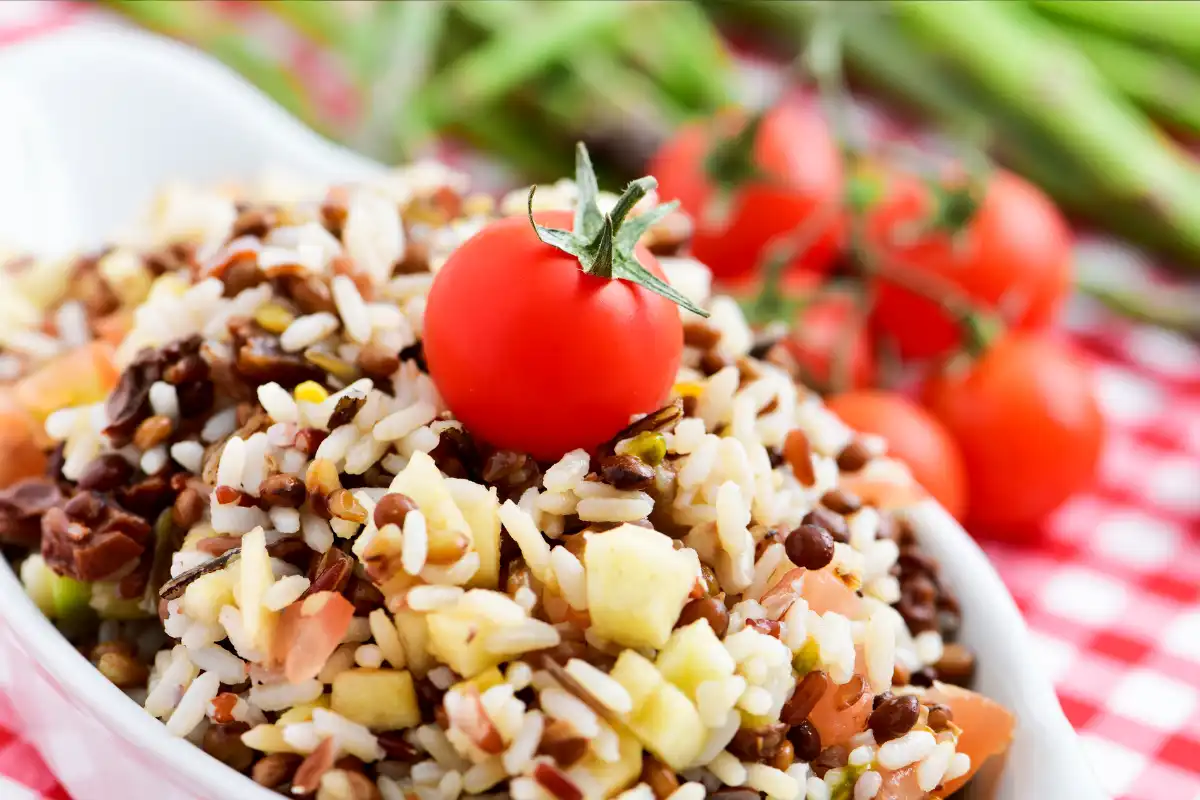 Aprenda a preparar o clássico arroz com lentilha e descubra 2 deliciosas variações com legumes e frango. Conheça o valor nutricional e os benefícios desse prato, além de seguir um passo a passo simples para garantir uma refeição saborosa, saudável e nutritiva.