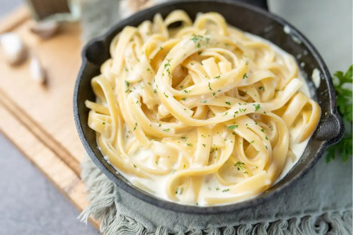 Aprenda a preparar o macarrão com creme de leite de maneira perfeita, com dicas exclusivas e truques que garantem uma receita sempre cremosa e irresistível. Descubra também os benefícios e o valor nutricional desse prato delicioso, e conheça os acompanhamentos ideais para transformar sua refeição em uma experiência verdadeiramente especial.