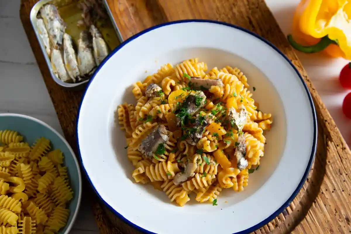 Aprenda a preparar o delicioso macarrão com sardinha, utilizando o molho mais famoso e truques que vão elevar sua receita a outro nível. Descubra os benefícios e o valor nutricional desse prato, além de sugestões de acompanhamentos que tornarão a refeição ainda mais irresistível.