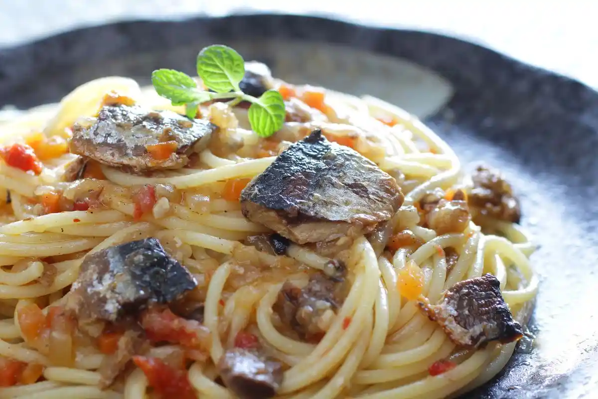 Aprenda a preparar o delicioso macarrão com sardinha, utilizando o molho mais famoso e truques que vão elevar sua receita a outro nível. Descubra os benefícios e o valor nutricional desse prato, além de sugestões de acompanhamentos que tornarão a refeição ainda mais irresistível.